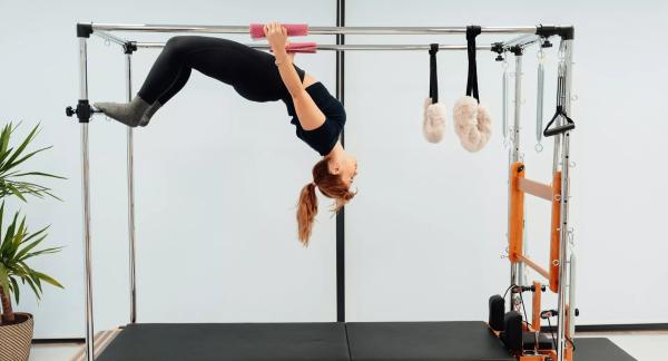 Круговая тренировка на турнике и брусьях: комплекс упражнений для начинающих и продвинутых (видео)