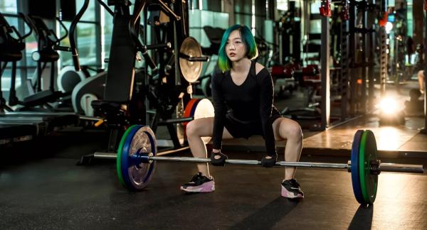 Как правильно и безопасно выполнять становую тягу сумо? Как правильно и безопасно выполнять становую тягу сумо?